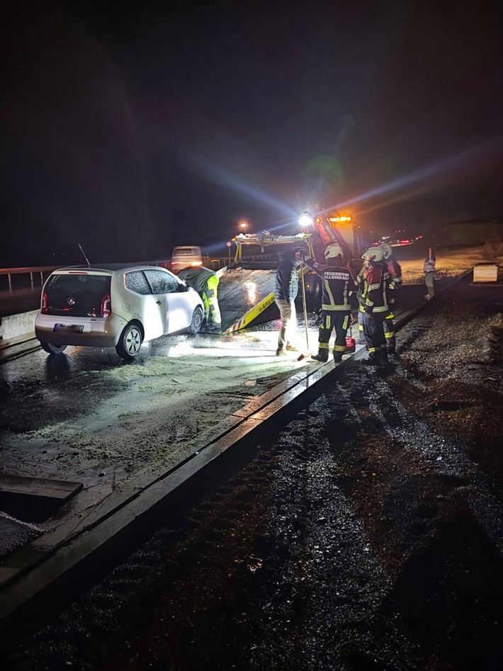 Dramatischer Verkehrsunfall auf B33: Feuerwehr Allensbach im Einsatz!