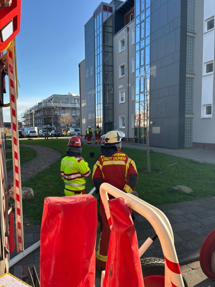 Düren in Aufregung: Großbrand in Mehrfamilienhaus schnell gelöscht!