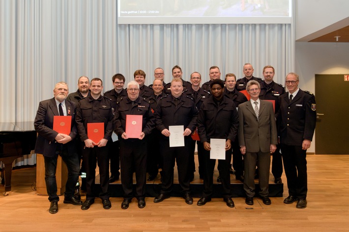 Ehrenvolle Auszeichnungen für Bremerhavens mutige Feuerwehrhelden!