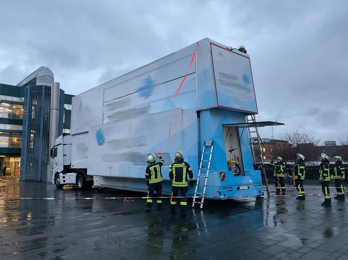 Einsatz in Bonn: Showtruck droht zu kippen – Feuerwehr schnell vor Ort!