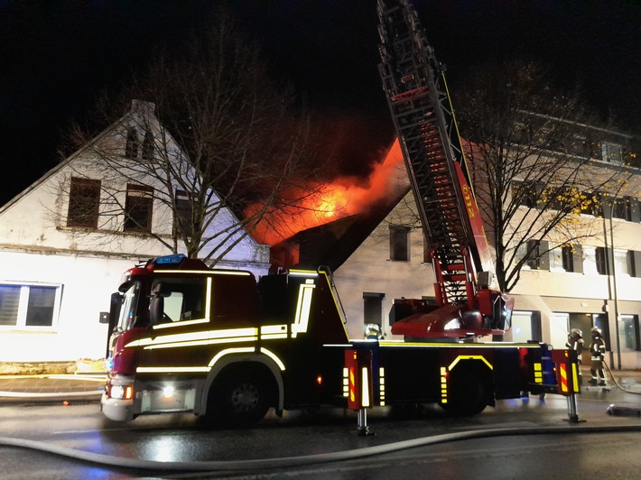 Einsatz in Bremerhaven: Feuerwehr löscht dramatischen Hausbrand!