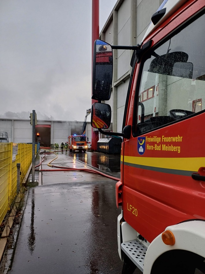 Explosion im Holzheizkraftwerk: Feuerwehr kämpft gegen Glutnester!