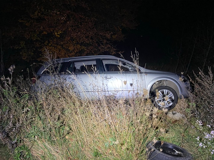 Fahrer mit frisch zugelassenem Pkw landet im Straßengraben!