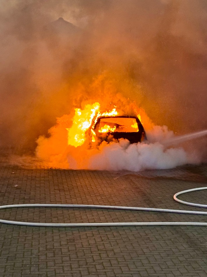 Fahrzeugbrand in Bocholt: Drama am Einfamilienhaus! Feuerwehr im Einsatz!