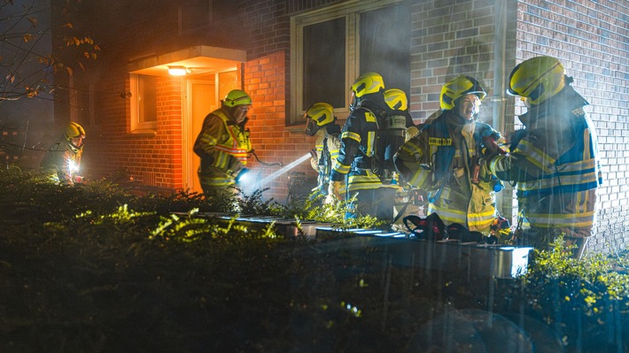 Feuer-Drama in Epe: Feuerwehr rettet Person aus brennendem Haus!