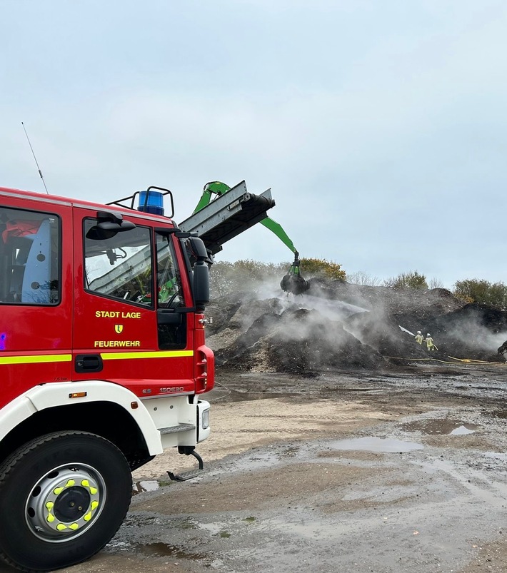 Feuer im Holzhaufen: Feuerwehr Lage kämpft gegen Flammen!