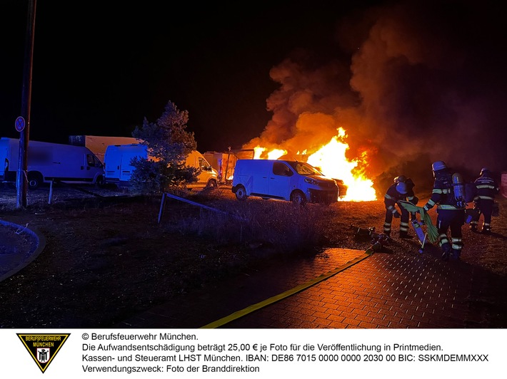 Feueralarm in Freiham: Acht Transporter in Flammen!