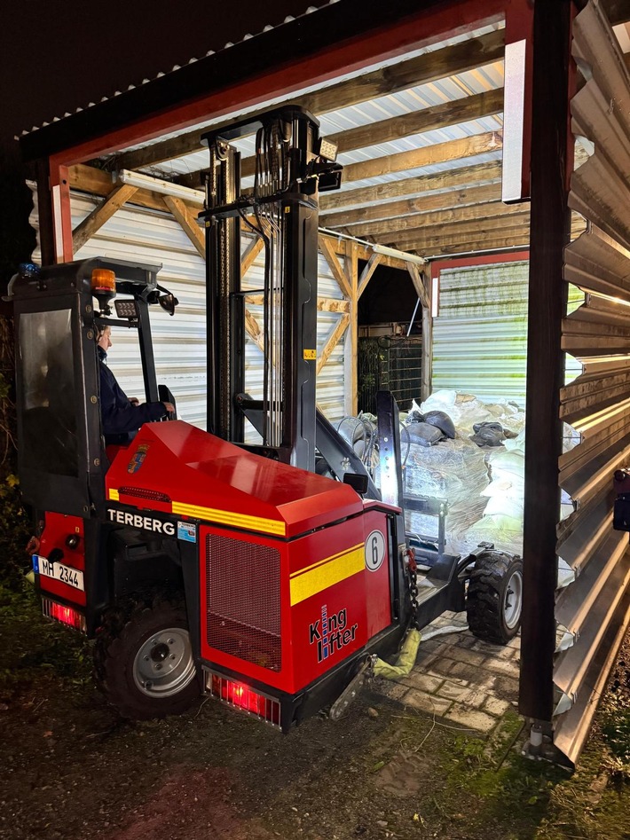 Feuerwehr Mülheim hilft in Velbert: Sandsäcke gegen Hochwasser!