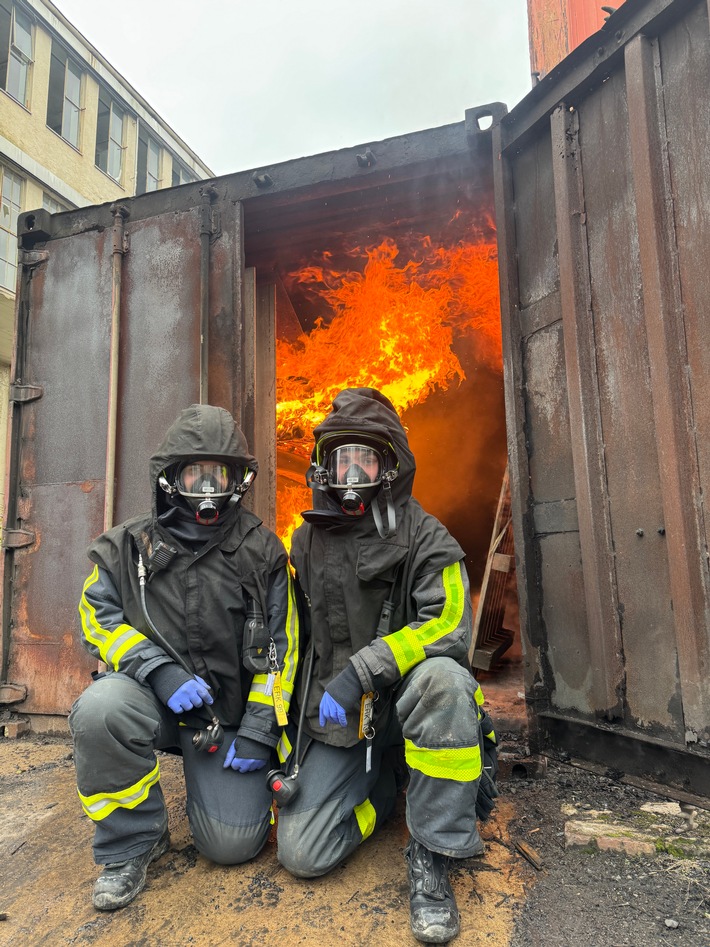 Feuerwehr Schwelm: Realbrandausbildung – So meistern Einsatzkräfte Flammen!