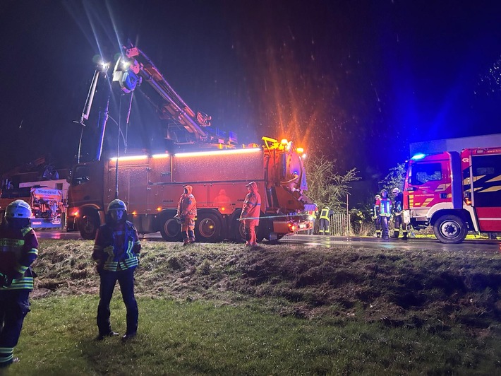 Feuerwehr im Einsatz: Mühlhofer Bach droht Haus zu überfluten!