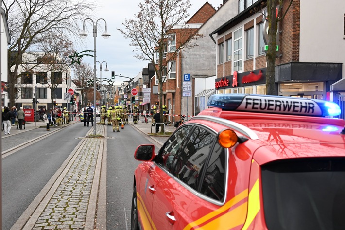 Gasaustritt in Pulheim: Feuerwehr evakuiert Wohn- und Geschäftshaus!