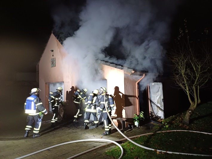 Großeinsatz der Feuerwehr: Garagenbrand in Dortmund-Mengede