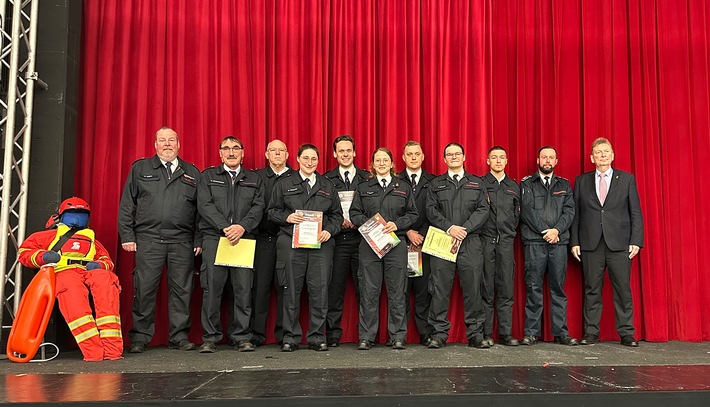 Jahresfest der Feuerwehr Wetter: Ehrungen und Beförderungen in Feierlaune!