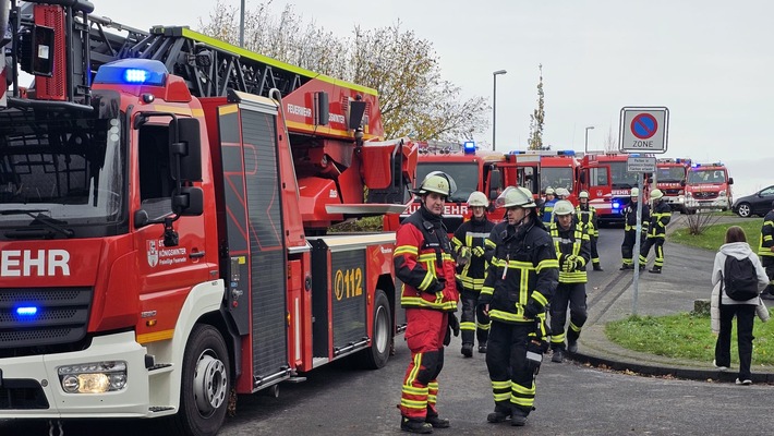 Kellerbrand im Gymnasium Oberpleis: Feuerwehr rettet 2000 Schüler!