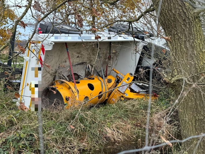 LKW mit Bohrgerät kippt in den Graben – Teure Bergung nötig!