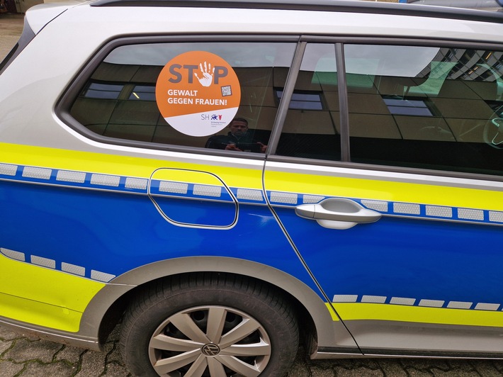 Lübeck zeigt Flagge: Polizei kämpft gegen Gewalt an Frauen!