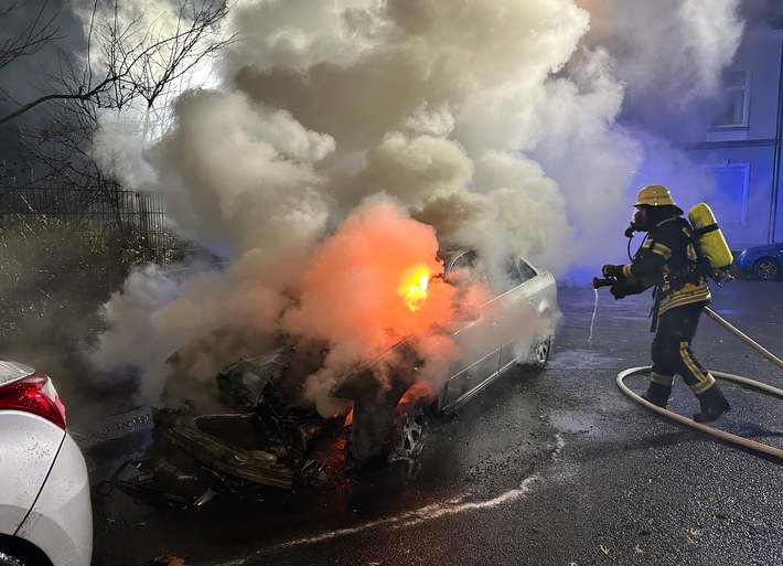 PKW in Moers-Vinn lichterloh in Flammen – Feuerwehr im Einsatz!