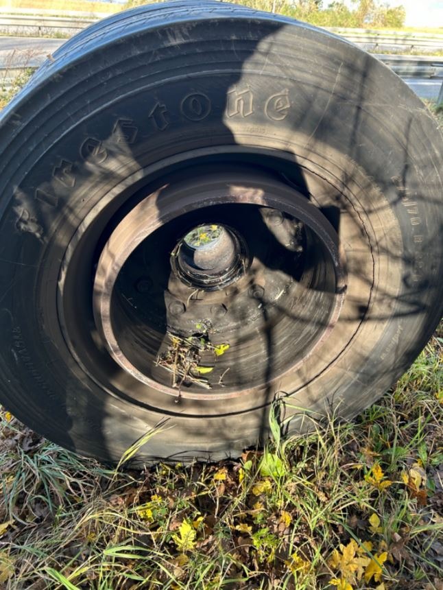 Reifenexplosion auf A65: Fahrer mit Glück im Unglück!