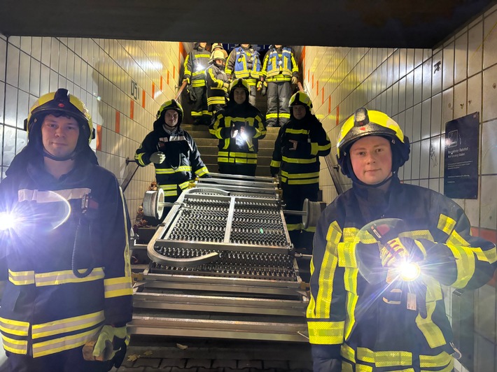 Rettungsaktion am Bahnhof: Feuerwehr evacuates 109 Reisende aus Zug!