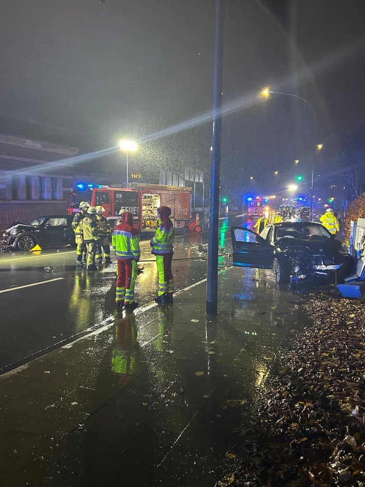 Schauspiel der Zerstörung: Vier Verletzte bei schwerem Unfall in Essen!