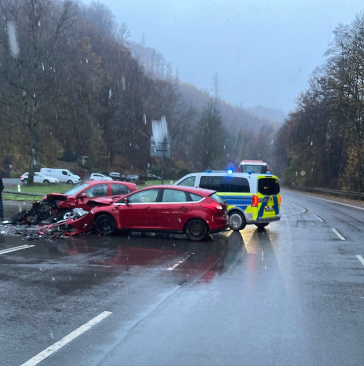 Schock beim Abbiegen: Unfall auf der L 302 mit Verletzten!