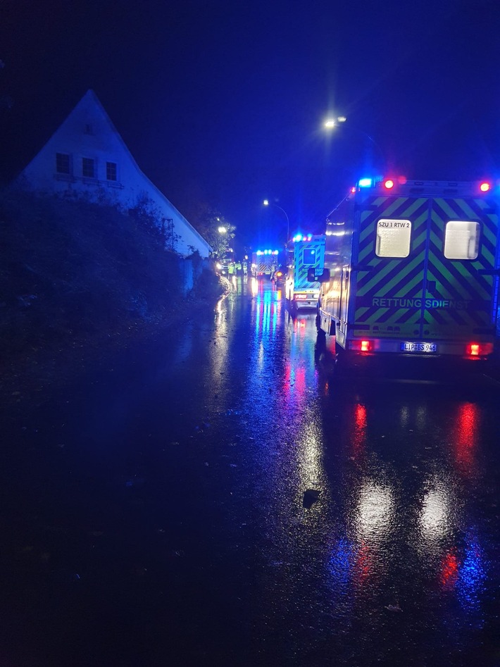 Schockmoment in Lage: Pkw kracht frontal gegen Mauer – Fünf Insassen verletzt!