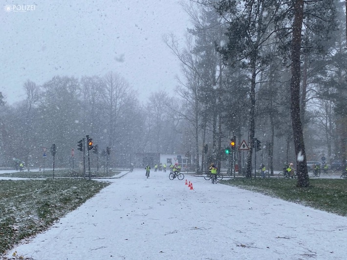 Schüler trotzen Schnee und bestehen Fahrradprüfung in Otterbach!