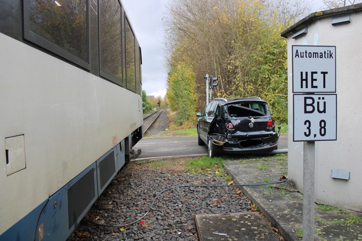 Schwerer Unfall an Bahnübergang: Pkw von Zug erfasst – 81-Jährige verletzt!