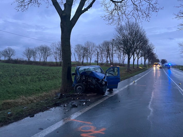 Schwerer Unfall bei Paderborn: Mercedes Vito prallt gegen Baum!