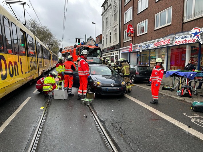 Schwerer Unfall in Essen-Karnap: PKW prallt gegen Straßenbahn!