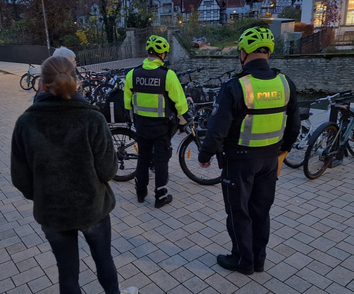 Sichere Schulwege: Polizei Paderborn kontrolliert Fahrradbeleuchtung!