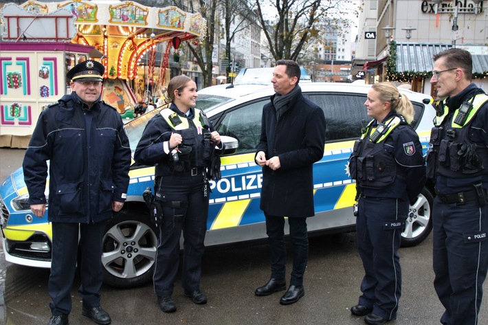 Sicherheitscheck auf dem Weihnachtsmarkt: Messerverbot und Polizeipräsenz!