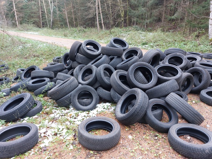 Unbekannte entsorgen 100 Altreifen illegal im Wald bei Altheim!