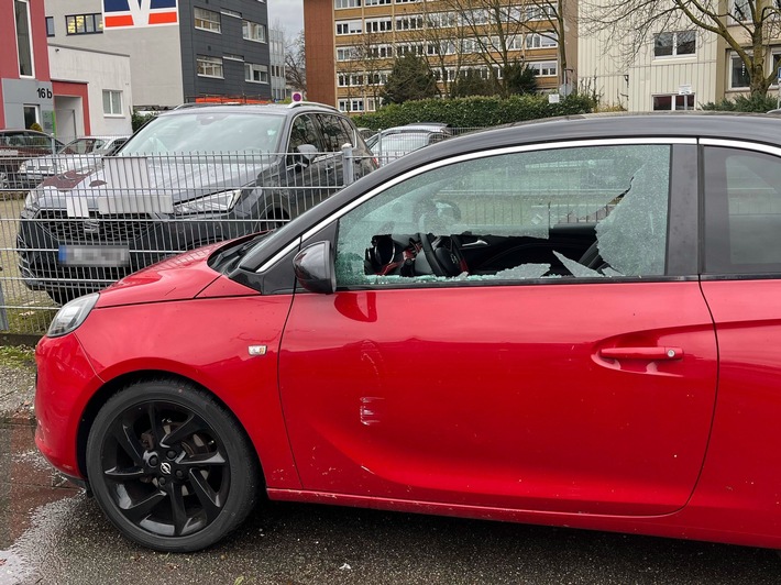 Vandalismus in Bergisch Gladbach: Geparkter Opel schwer beschädigt!