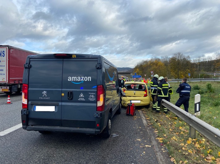 Verkehrschaos in Kenn: LKW fährt auf Kleinwagen und merkt nichts!