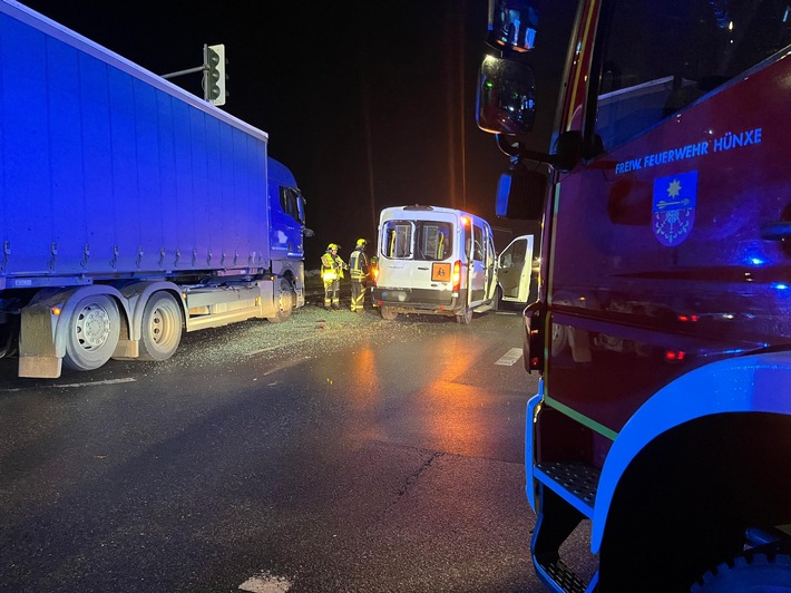 Verkehrsunfall in Hünxe: Lkw kollidiert mit Transporter – eine Person verletzt!