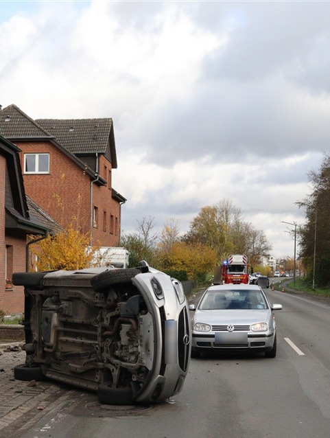 Verkehrsunfall in Löhne: Auto kracht gegen Mauer – Fahrer verletzt!