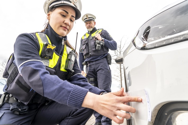 Verkehrsunfallflucht in Monheim: BMW beschädigt und Fahrer flüchtet!