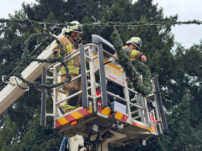 Weihnachtsleuchten in Vorst: Feuerwehr bringt festliche Stimmung!