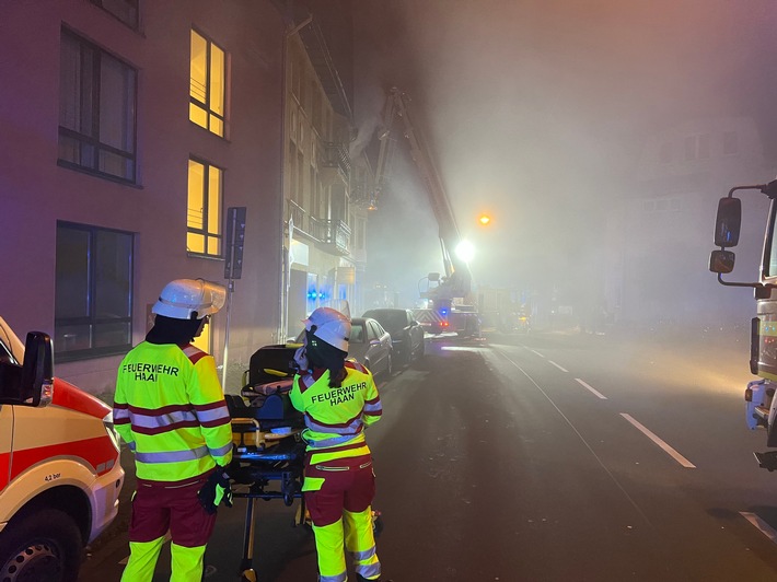 Wohnung brennt in Haan: Feuerwehr rettet Bewohner aus Rauchgasgefahr!