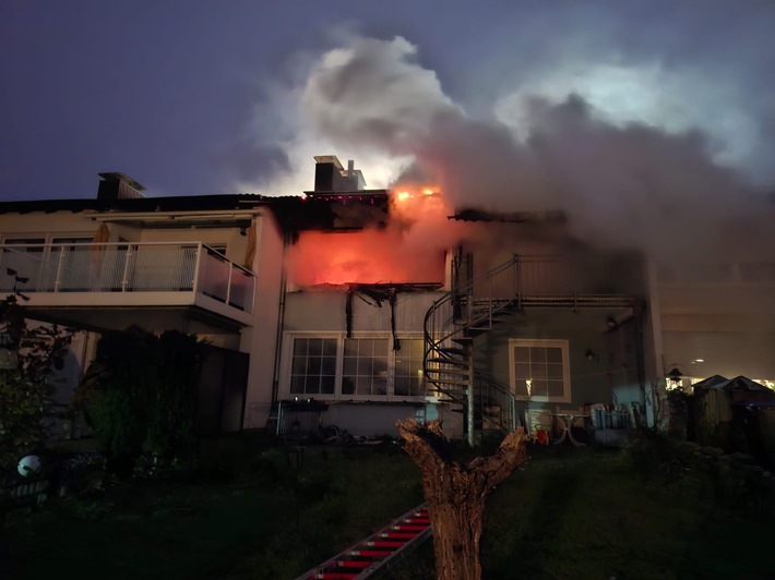 Wohnungsbrand in Detmold: Sechs Menschen gerettet, Feuerwehr im Einsatz!