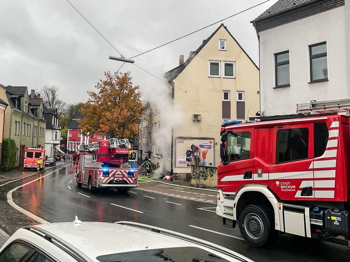 Wohnungsbrand in Höntrop: Feuerwehr löscht brennende Textilien!