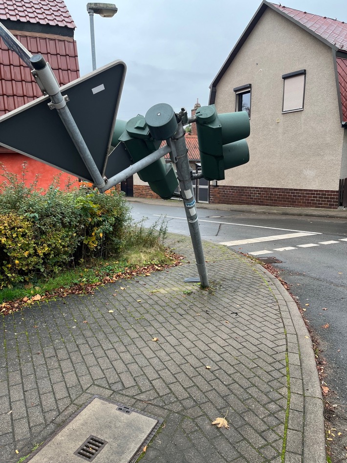 Zeugen nach Ampel-Zertrümmerung in Linderbach dringend gesucht!