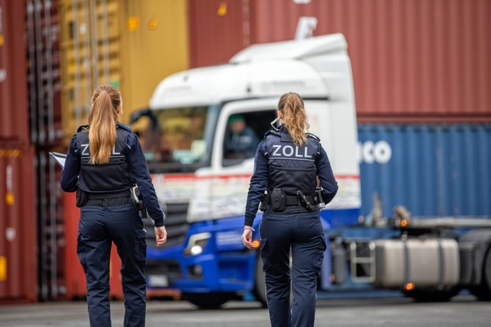 Zoll kontrolliert Schwertransporte: 75 Beamte im Einsatz in Braunschweig!