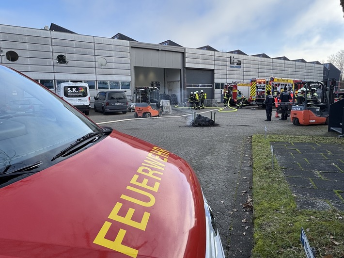 Alarm in Offenburg: Acht Arbeiter nach Brand in Industriehalle behandelt!