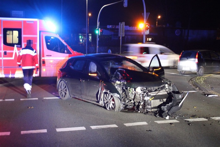 Alkohol am Steuer: Autofahrer kracht vor Verkehrsschild in Minden!