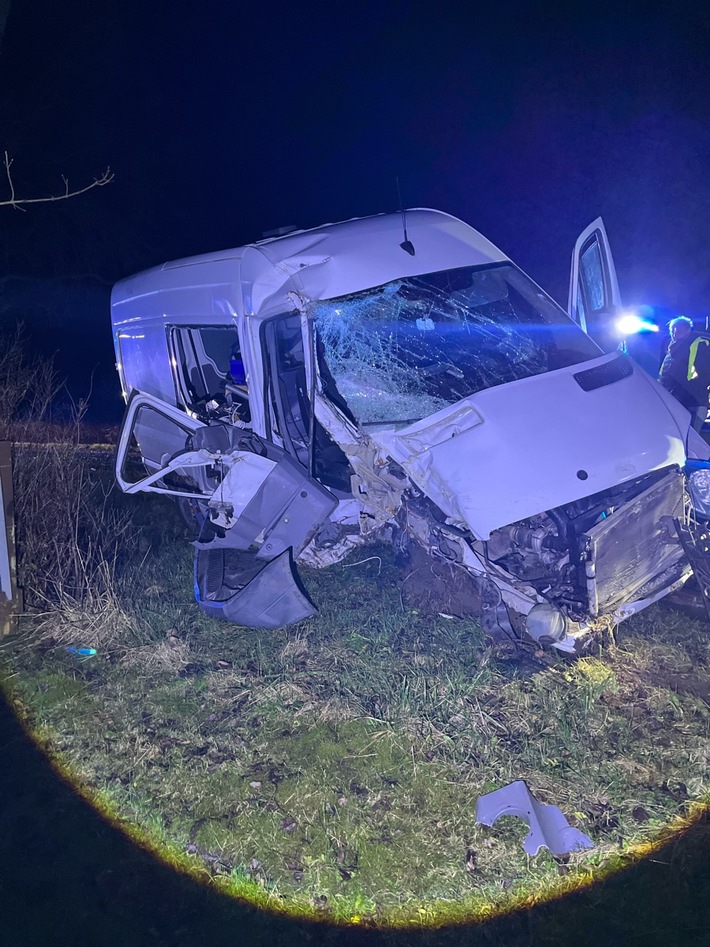 Alkoholisierter Fahrer landet mit Sprinter im Graben – Zeugen schockiert!