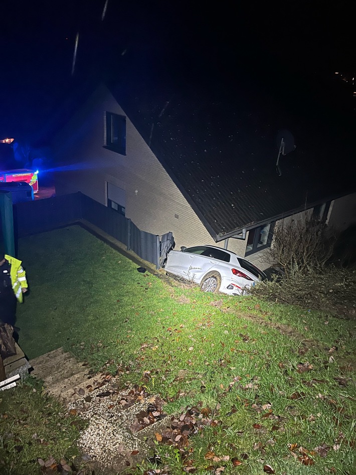 Audi-Unfall in Büren: Frau rutscht Steilhänge hinab und bleibt stecken!