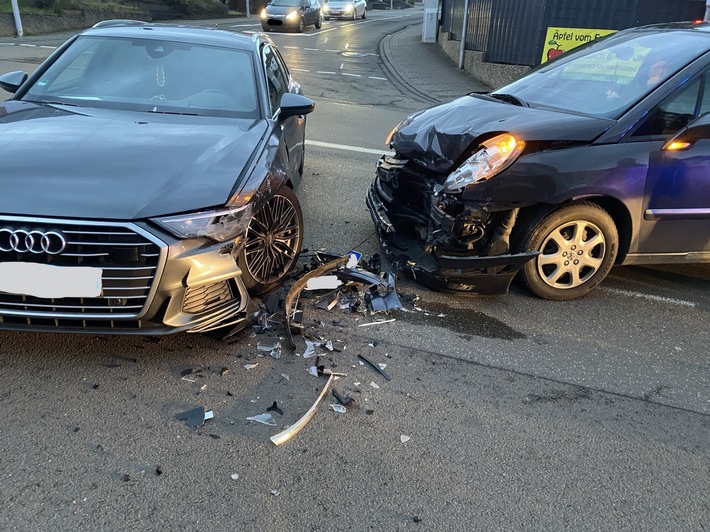 Auto-Unfall auf Homburger Straße: 38.000 Euro Schaden und Verletzte!