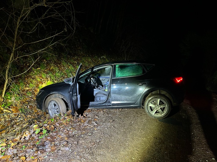 Auto im Wald festgefahren: 67-Jähriger ruft Polizei zur Hilfe!